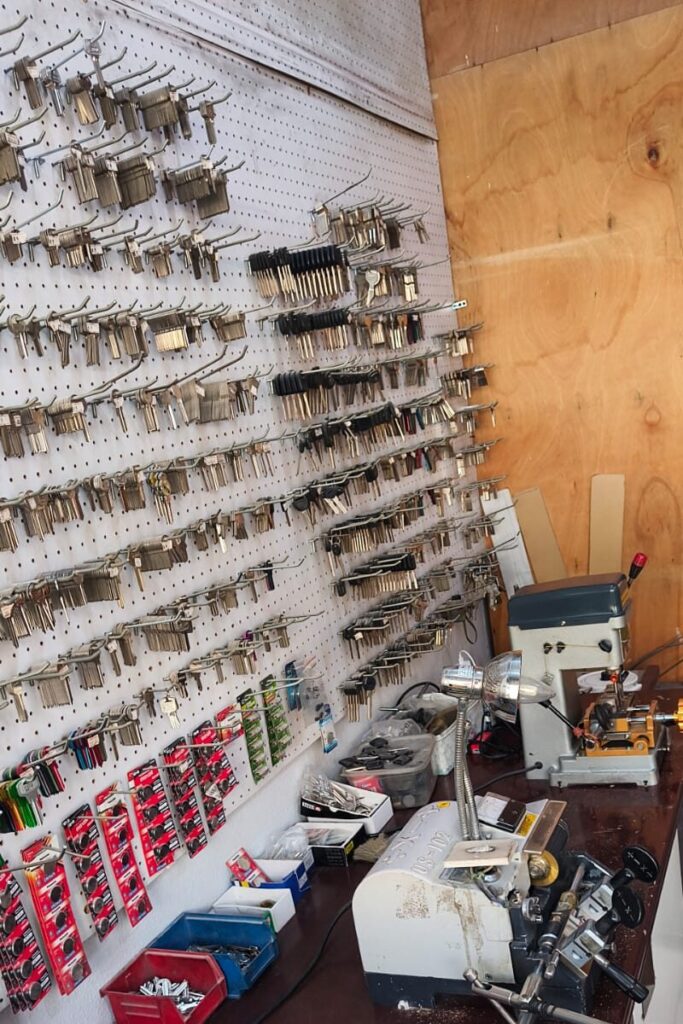 خدمات احترافية لنسخ المفاتيح وفتح الأقفال في الرياض – 0542791104